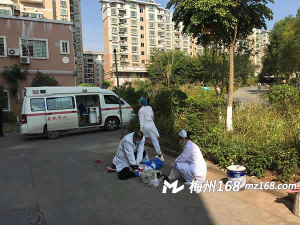 兴宁市鸿盛区一穿沐彬中学校服少女跳楼身亡