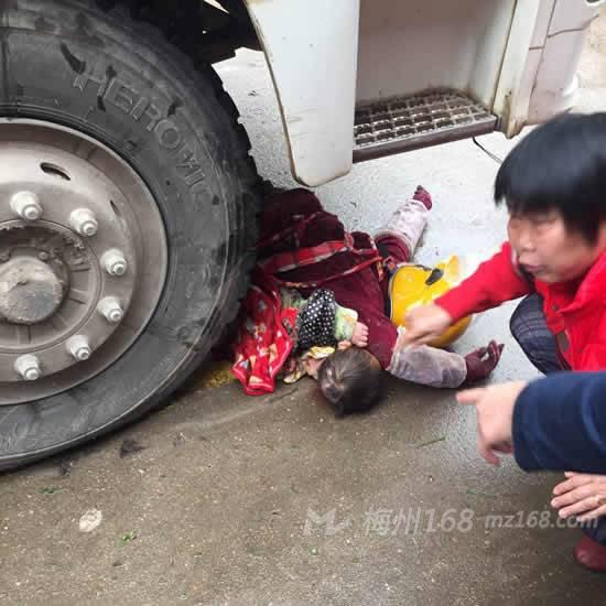 兴宁市机场路口发生重大车祸 老人小孩被压车底