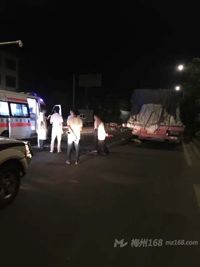 平远碧桂园附近发生大车祸 一人当场死亡!