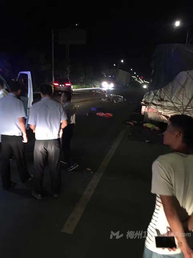 平远碧桂园附近发生大车祸 一人当场死亡!
