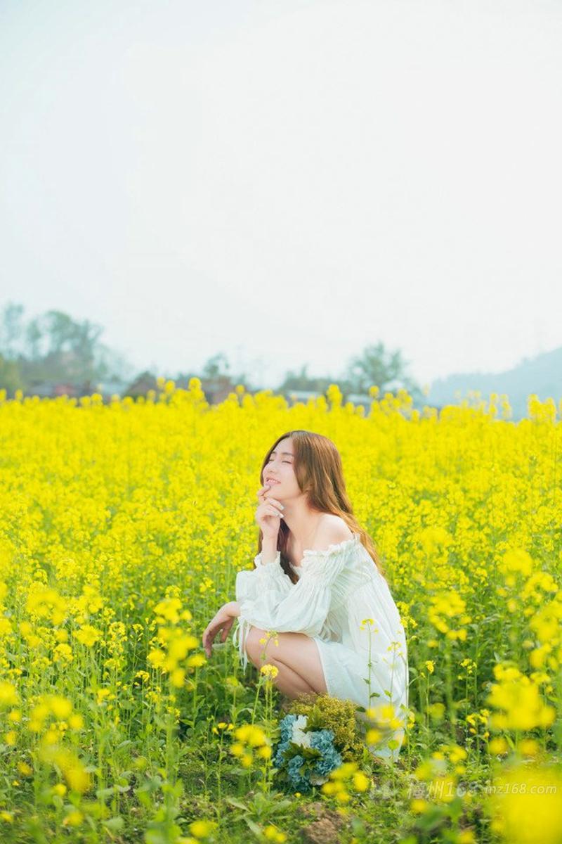 油菜花海里气质美女阳光写真