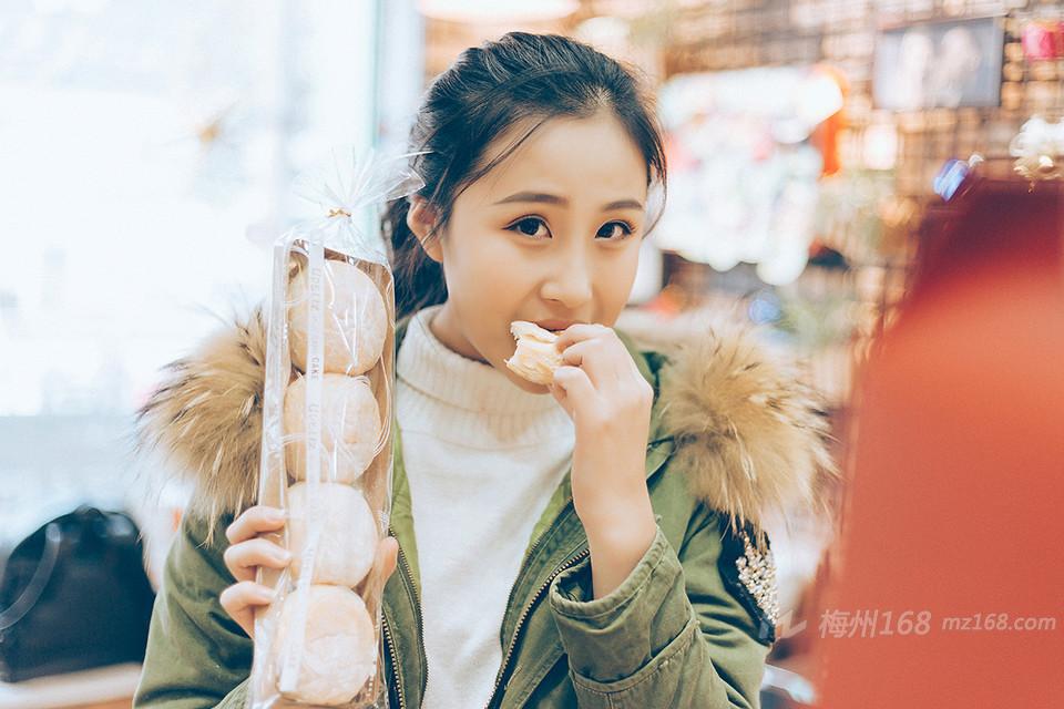 面包房得吃货少女呆萌可爱